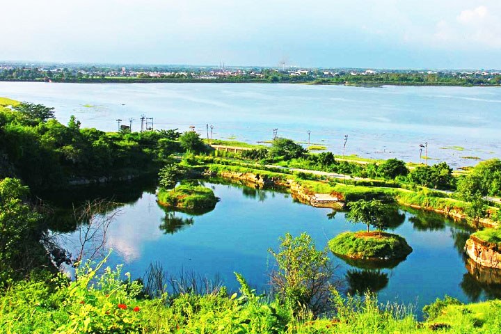 Lal Pari Lake