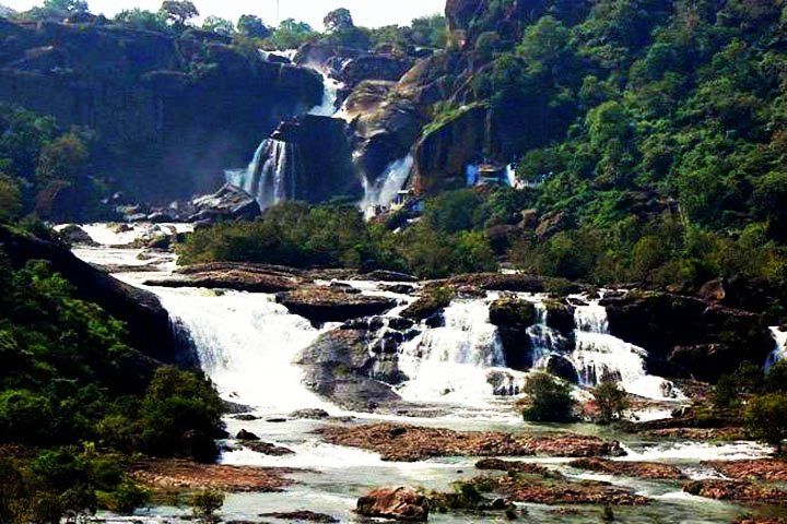 Puliyancholai Falls