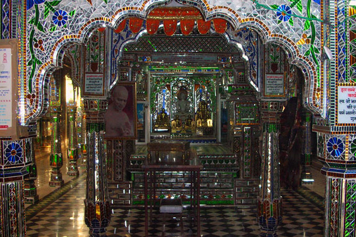 Shantinath Digambar Jain Kach Mandir