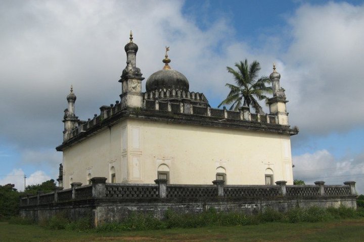 Raja's Tomb ( Gadhige)