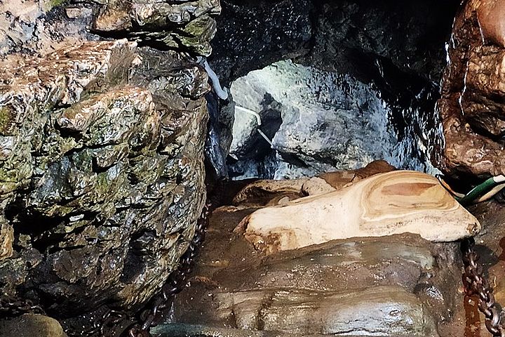 Patal Bhuvaneshwar Cave Temple