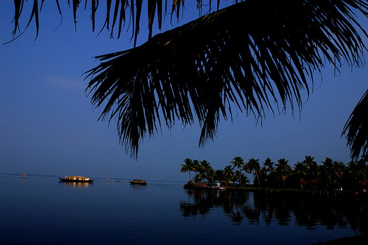 1522312390051-vembanad-lake.jpg