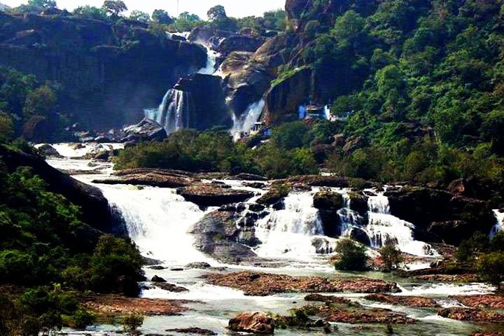 Puliyancholai Falls