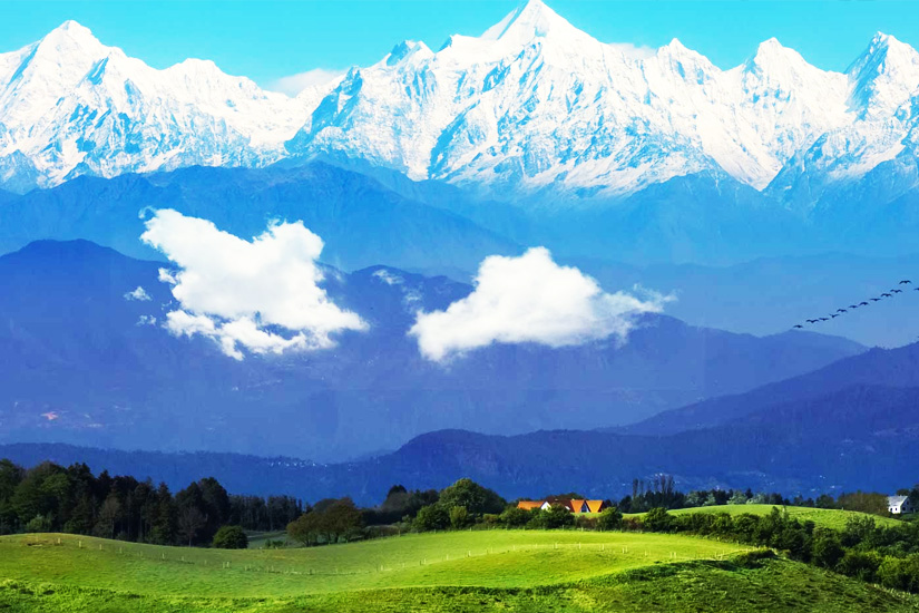 https://www.clearholidays.com/hbimages/desktop/location/1683795013986-Binsar-Almora-Uttarakhand.jpg