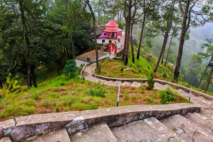 https://www.clearholidays.com/hbimages/desktop/location/1707670221222-Kasar-Devi-Temple-1-Almora-Uttarakhand.jpg
