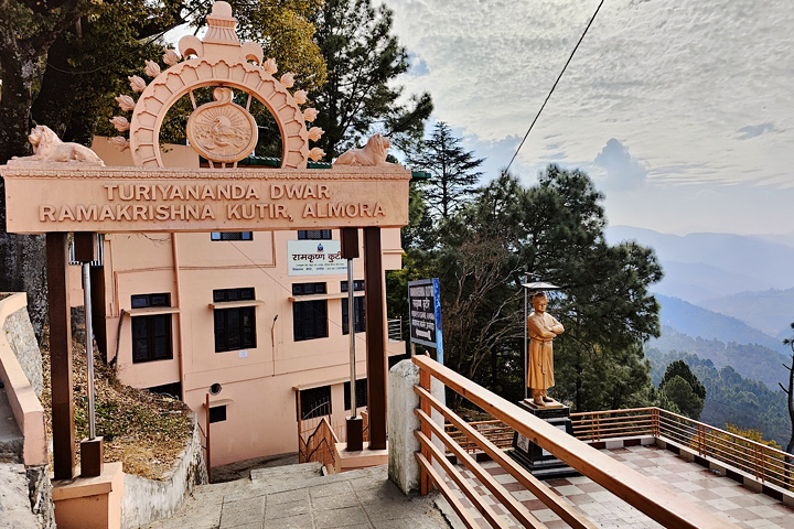 https://www.clearholidays.com/hbimages/desktop/location/1707815906834-Ramakrishna-Kutir-1-Almora-Uttarakhand.jpg