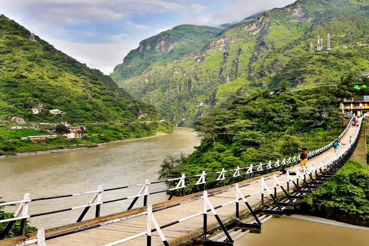 https://www.clearholidays.com/hbimages/desktop/location/1714546663928-Hanogi-Bridge-Kullu-Himachal-Pradesh.jpg