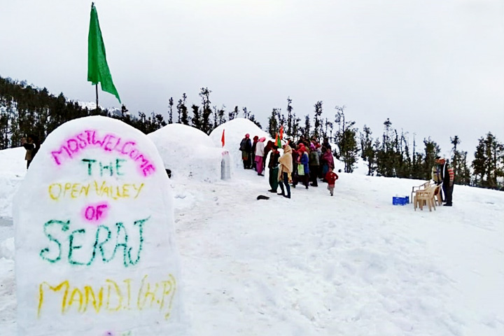 https://www.clearholidays.com/hbimages/desktop/location/1714563461172-Seraj-Valley-Kullu-Himachal-Pradesh.jpg