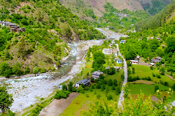 https://www.clearholidays.com/hbimages/desktop/location/1714564331797-Gushaini-Village-kullu-Himachal-Pradesh.jpg