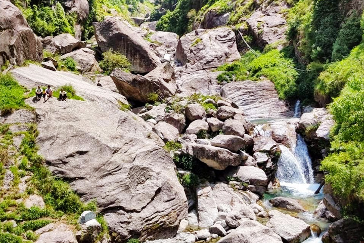 Gallu Waterfall Trek